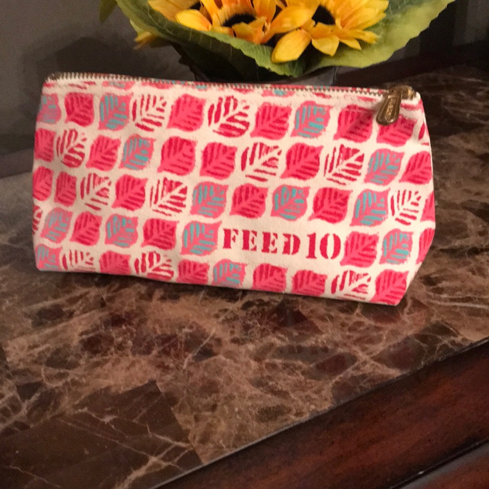 🆕 Clarins makeup bag. - Picture 2 of 6